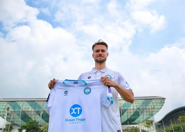 Hình ảnh minh họa việc cập nhật chính sách và tuân thủ quy định pháp luật